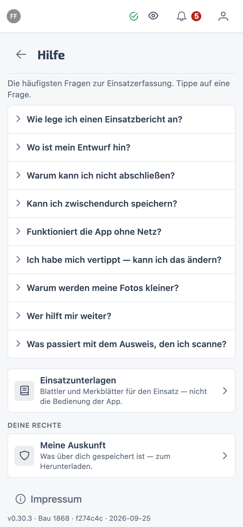 Hilfe in der App – Kurzanleitung für den Alltag, direkt über das Fragezeichen erreichbar — samt Impressum und Versionsnummer. Kein Suchen im Intranet, kein Handbuch im Spind.