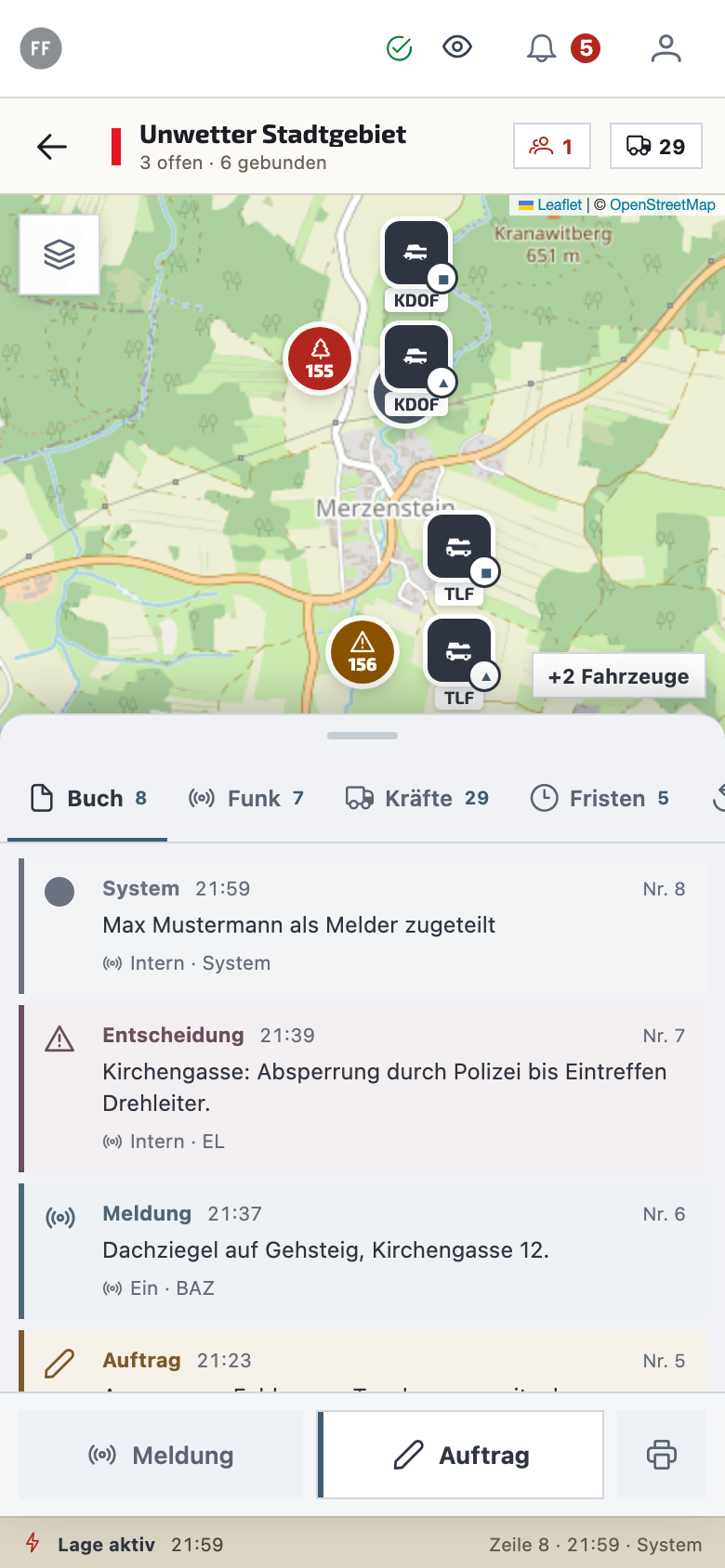 Lagepult am Handy – Karte mit Einsatzstellen und gebundenen Fahrzeugen, darunter die Schublade mit Buch, Funk, Kräften und Fristen.