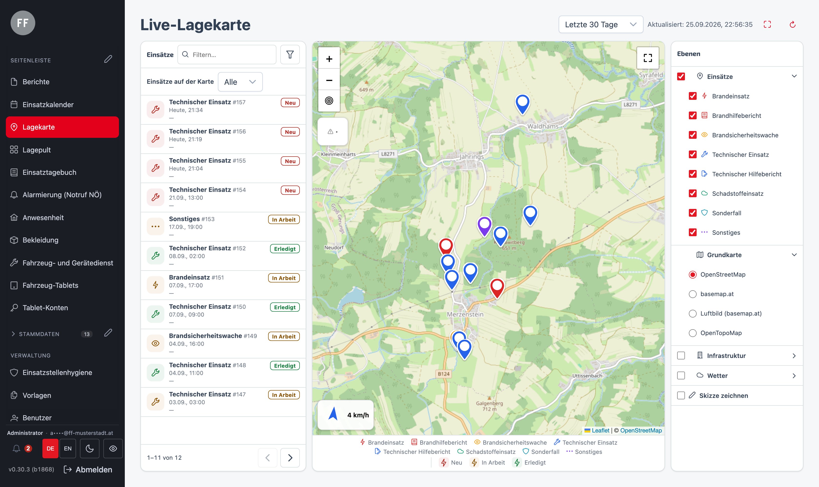 Im Portal – Dieselbe Karte am Rechner, mit aufgeklapptem Ebenenumschalter: OpenStreetMap, basemap.at, Luftbild mit 30 cm Auflösung aus der jährlichen Befliegung Österreichs, OpenTopoMap mit Höhenlinien — dazu die Hydranten als zuschaltbare Ebene und, wo hinterlegt, die mitgebrachten Einsatzkarten.